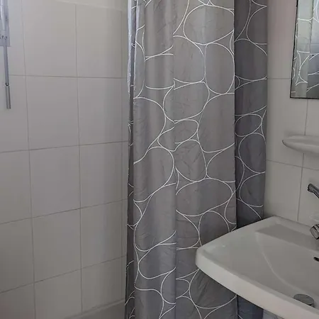 Apartment Ensoleille Avec Terrasse Et Parking, A 2 Pas De La - - Fr-1-387-169 *